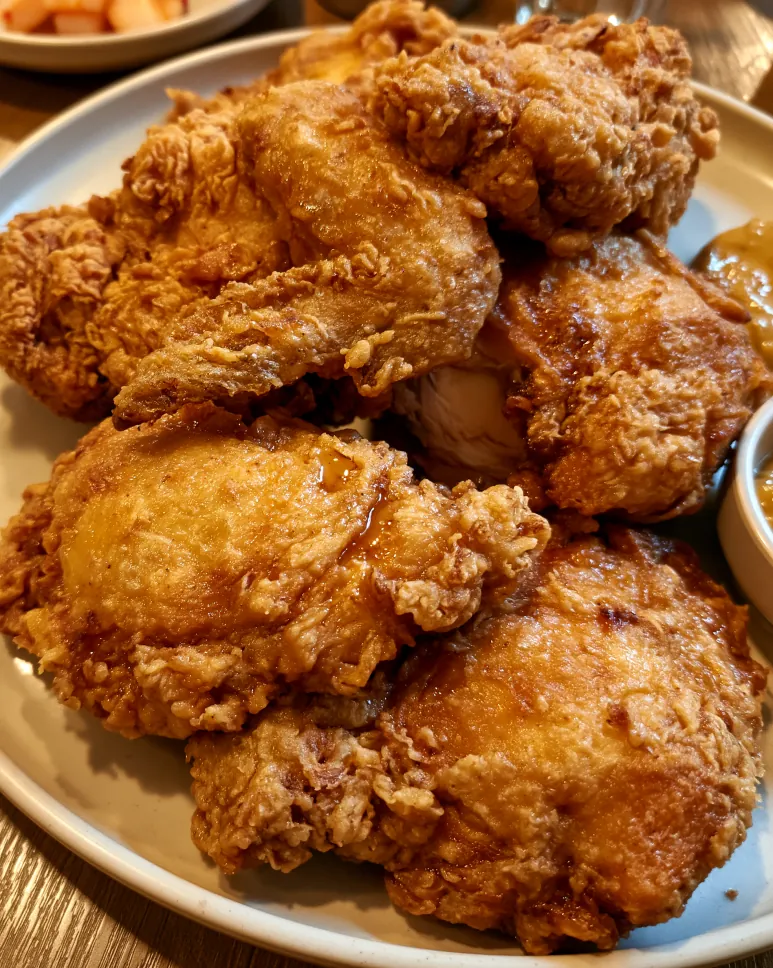 여러 모양의 후라이드 조각을 한 접시에 담은 예시