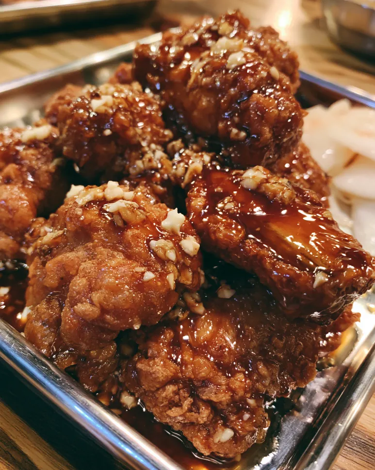 간장 색 소스와 마늘이 보이는 치킨 예시