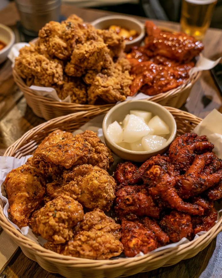 붉은 양념 닭발과 치킨을 함께 놓은 식탁 예시