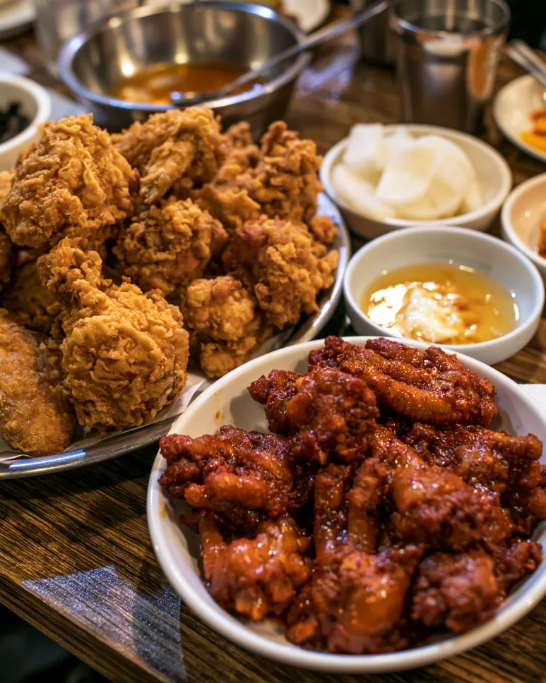 후라이드치킨과 양념 닭발 / 세트 구성 아님